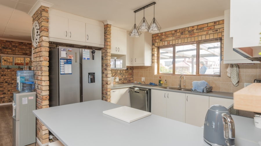 To Let 4 Bedroom Property for Rent in Oceanview Heights Western Cape